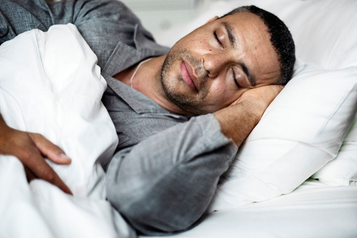 homem dormindo com pijama masculino