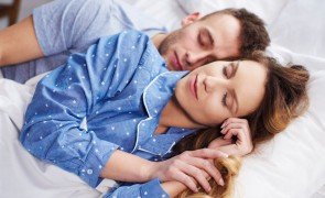 casal deitado para dormir bem