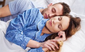 casal deitado para dormir bem