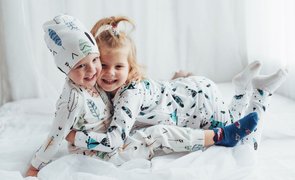 irmãos com pijamas infantis combinando