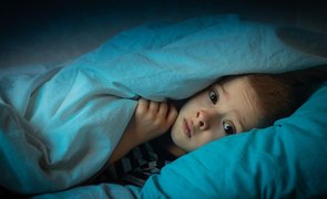 criança com medo de dormir sozinha